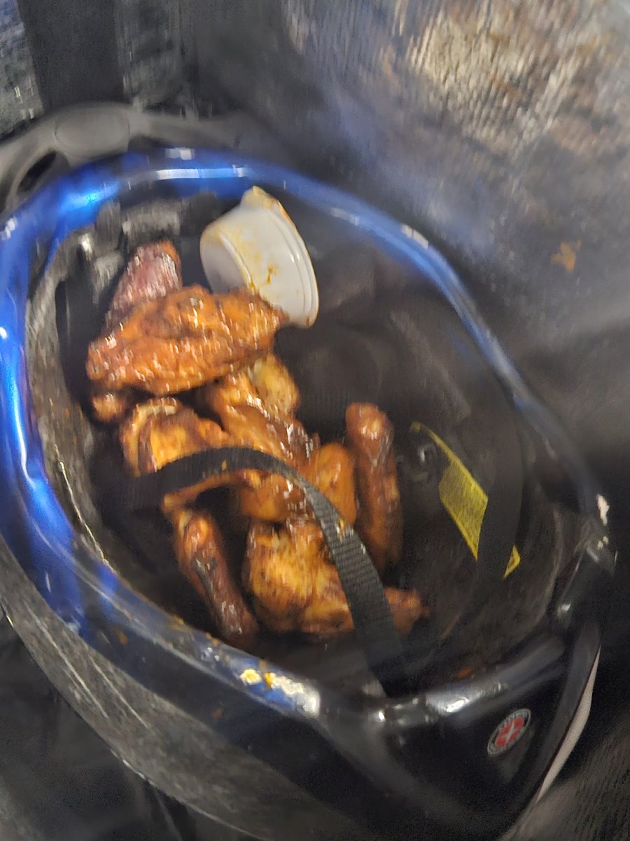 jay102582's tweet photo. I was at work Saturday night ordered some @PapaJohns through @DoorDash @DoorDash_Help and my dasher had my wings open in his bike helmet pizza leaned all the way to the side and when I called and made a complaint they gave me $20 back on a $48 order https://t.co/dyXV4swUjf