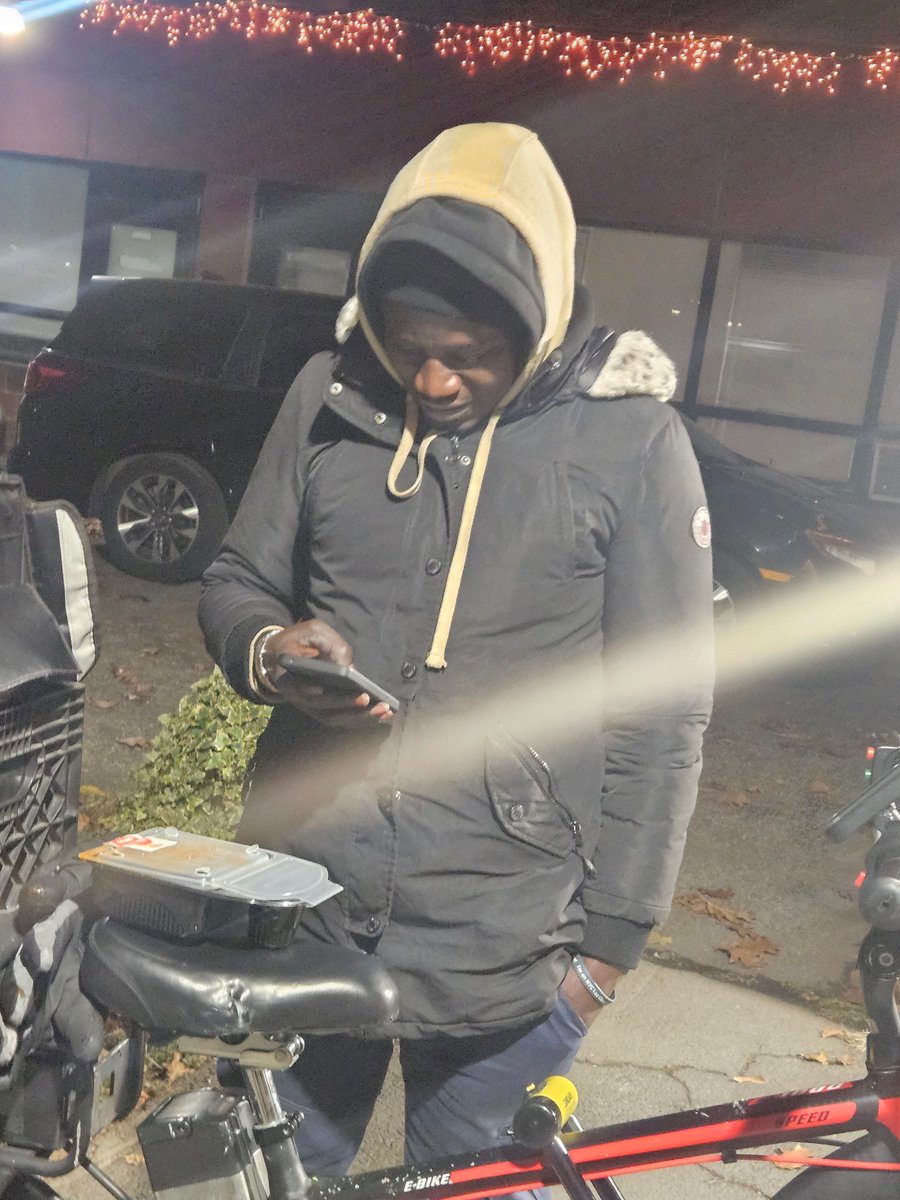 jay102582's tweet photo. I was at work Saturday night ordered some @PapaJohns through @DoorDash @DoorDash_Help and my dasher had my wings open in his bike helmet pizza leaned all the way to the side and when I called and made a complaint they gave me $20 back on a $48 order https://t.co/dyXV4swUjf