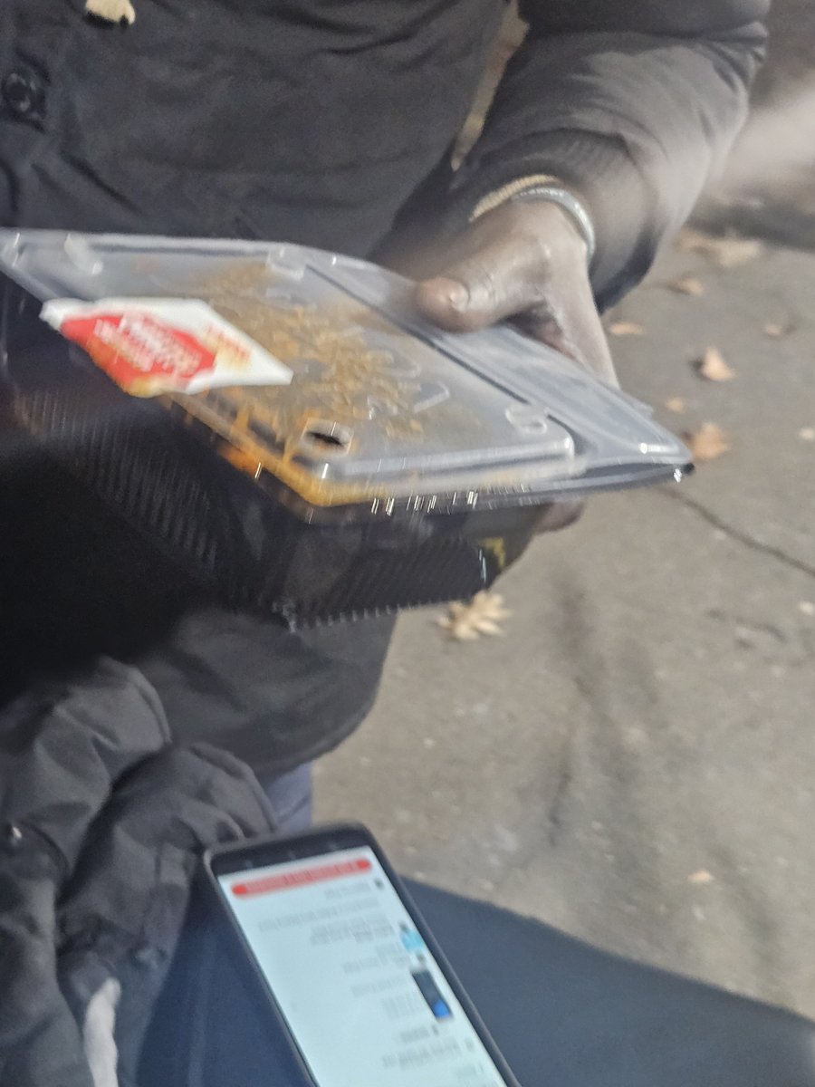 jay102582's tweet photo. I was at work Saturday night ordered some @PapaJohns through @DoorDash @DoorDash_Help and my dasher had my wings open in his bike helmet pizza leaned all the way to the side and when I called and made a complaint they gave me $20 back on a $48 order https://t.co/dyXV4swUjf