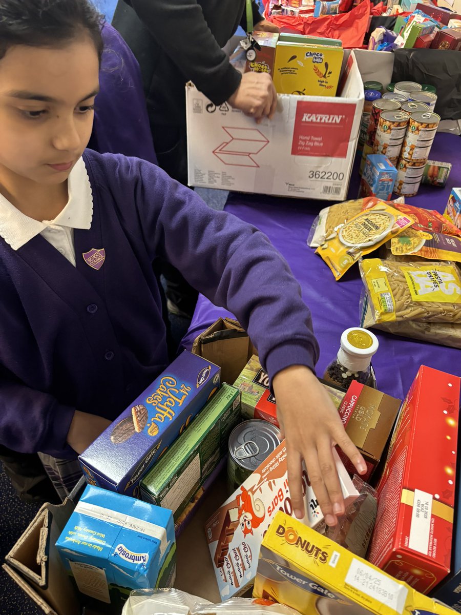 olive_bolton's tweet image. As part of our #WinterGiftProgramme #Year4 have been collecting for @UrbanOutreachUK #ThankYou #PupilShura for packing up the generous donations #FoodPoverty #WeAreStar #Service #Teamwork #Ambition #Respect #PupilLeadership #KindnessMatters #Community #Bolton #Sharing