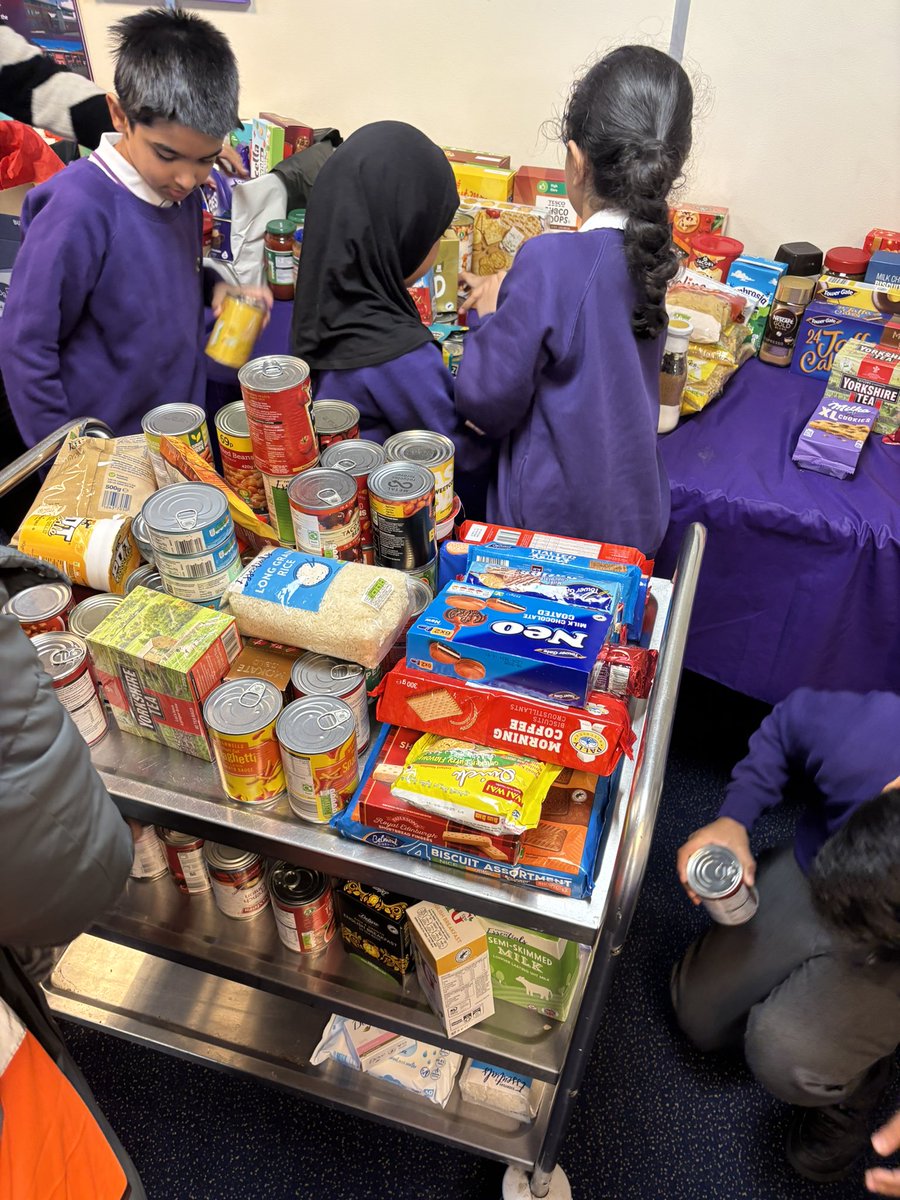 olive_bolton's tweet image. As part of our #WinterGiftProgramme #Year4 have been collecting for @UrbanOutreachUK #ThankYou #PupilShura for packing up the generous donations #FoodPoverty #WeAreStar #Service #Teamwork #Ambition #Respect #PupilLeadership #KindnessMatters #Community #Bolton #Sharing