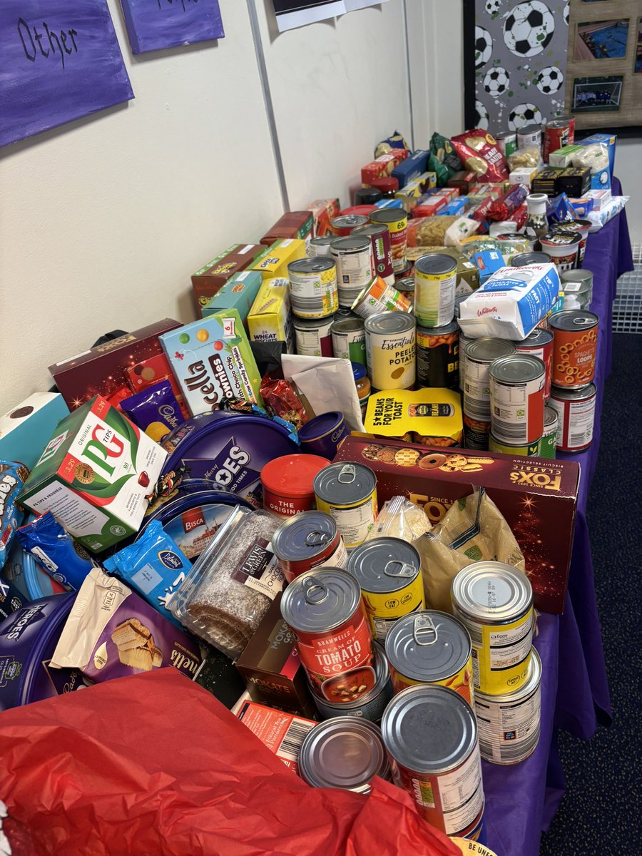 olive_bolton's tweet image. As part of our #WinterGiftProgramme #Year4 have been collecting for @UrbanOutreachUK #ThankYou #PupilShura for packing up the generous donations #FoodPoverty #WeAreStar #Service #Teamwork #Ambition #Respect #PupilLeadership #KindnessMatters #Community #Bolton #Sharing