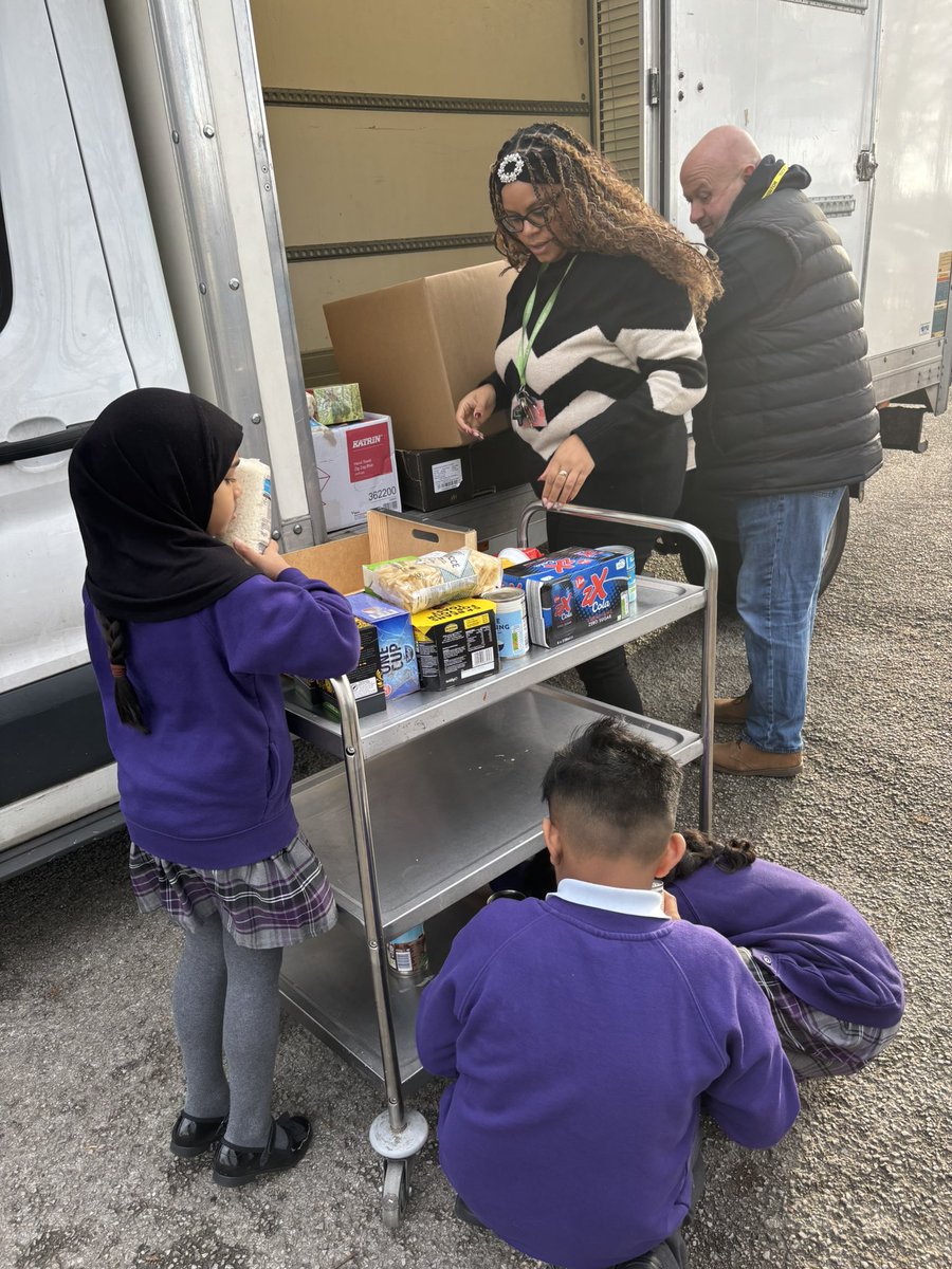 olive_bolton's tweet image. As part of our #WinterGiftProgramme #Year4 have been collecting for @UrbanOutreachUK #ThankYou #PupilShura for packing up the generous donations #FoodPoverty #WeAreStar #Service #Teamwork #Ambition #Respect #PupilLeadership #KindnessMatters #Community #Bolton #Sharing