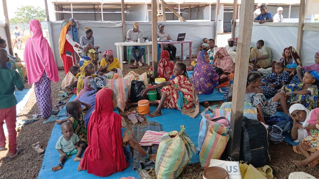 RefugeesCmr's tweet image. Près de3️⃣0️⃣0️⃣réfugiés Centrafricains ont été rapatriés du CMR 🇨🇲 vers leur pays d'origine. 

Le HCR remercie les autorités CAR et CMR pour la collaboration étroite et à PRM pour le soutien continu de cet élan.
#SolutionsDurablesCAR
#DéclarationdeYaoundé