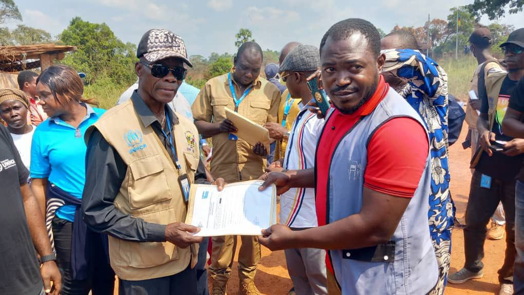 RefugeesCmr's tweet image. Près de3️⃣0️⃣0️⃣réfugiés Centrafricains ont été rapatriés du CMR 🇨🇲 vers leur pays d'origine. 

Le HCR remercie les autorités CAR et CMR pour la collaboration étroite et à PRM pour le soutien continu de cet élan.
#SolutionsDurablesCAR
#DéclarationdeYaoundé