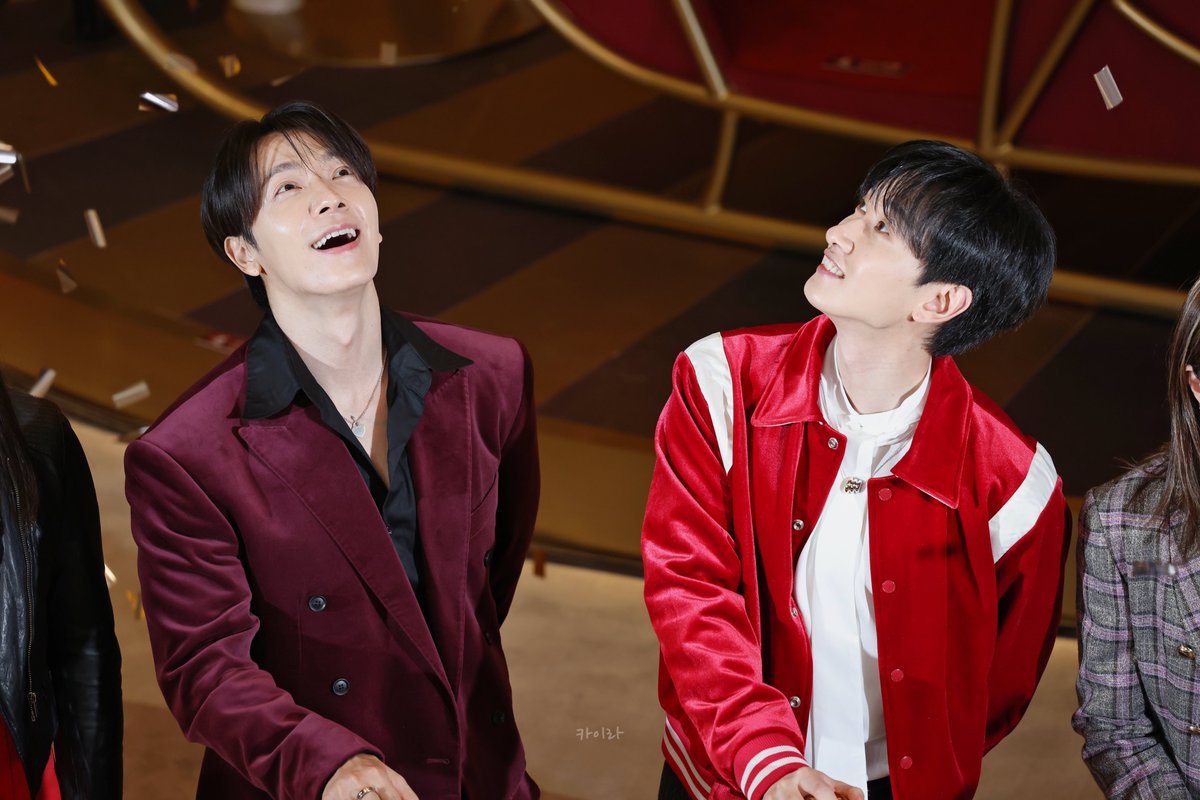 Kayla_1106's tweet photo. 241209 HONGKONG ELEMENTS Christmas Party
🎊

#슈퍼주니어 #SuperJuniorDnE
#Donghae #Eunhyuk #東海 #銀�� 
#은혁 #동해
 @donghae861015 @AllRiseSilver https://t.co/m1uCNqTkb0