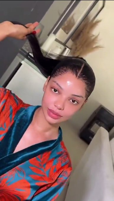 TXDNETWORK's tweet photo. Social media is abuzz as influencer Mihlali Ndamase is accused of undergoing skin-lightening treatments. Critics claim weekly sessions with skin-lightening drips containing Kojic Acid and Glutathione are to blame. #MihlaliNdamase #SkinCareControversy https://t.co/vzxHigzaiT