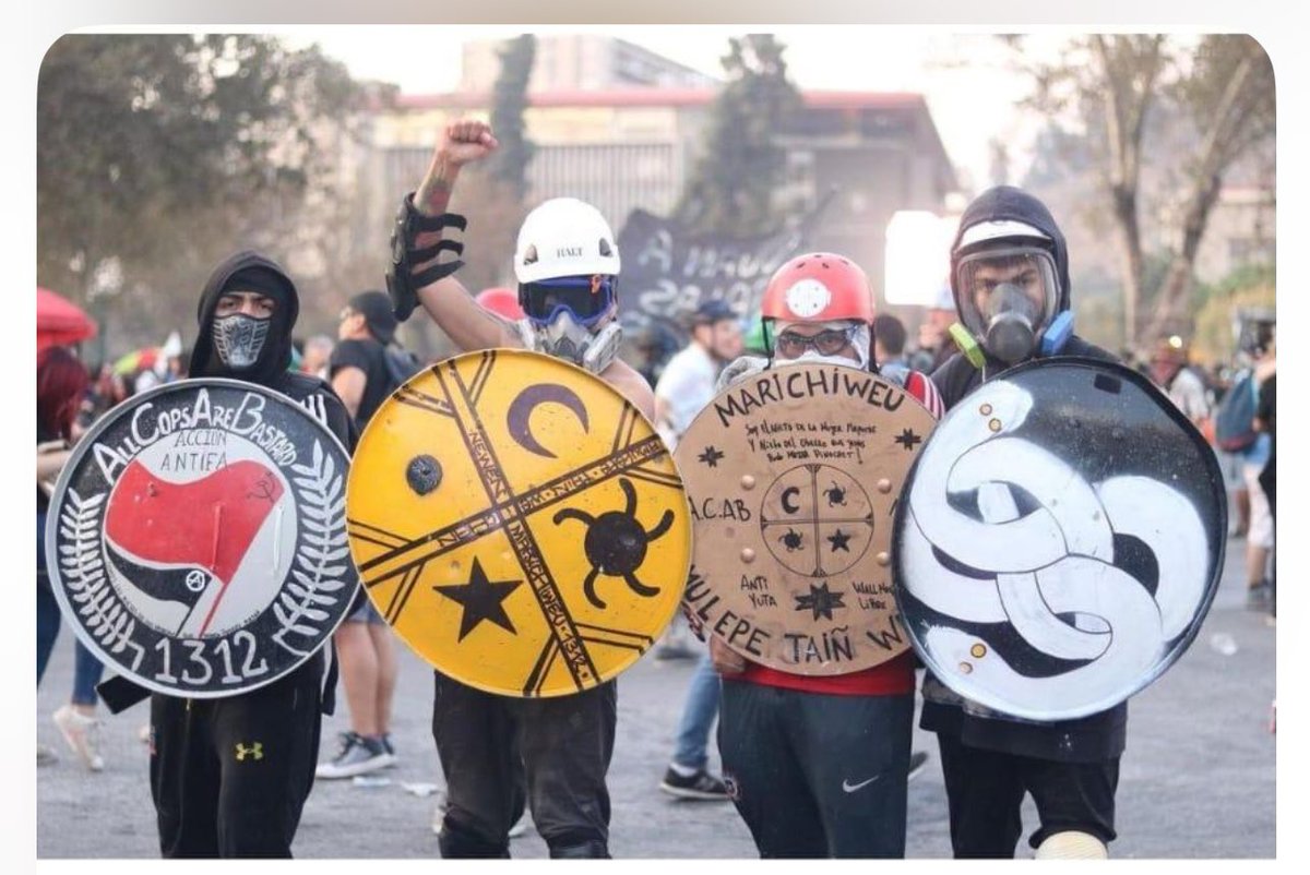 ClaudioCrespoG's tweet photo. Eran manifestaciones pacíficas. 
Eran luchadores sociales….y carabineros los violaron.  
Pura gente buena…

#18O 
#FueGolpe https://t.co/v4zta8ePc9