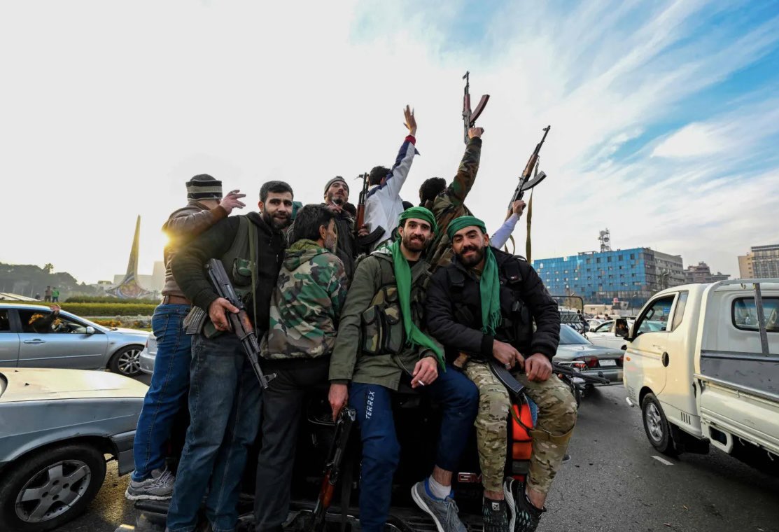 ما حدث في سوريا خلال أحد عشر يوما من معركة بدأت في 27 نوفمبر بهدف السيطرة على مدينة #حلب أو جزء منها وانتهت بتحرير #سوريا كلها من نظام طائفي تسانده دول قوية على رأسها روسيا وإيران في 8 ديسمبر يؤكد على حقيقة واحدة يجب أن يوقن بها الناس هي أن الأمور تجري بمقادير الله وليس بمقادير