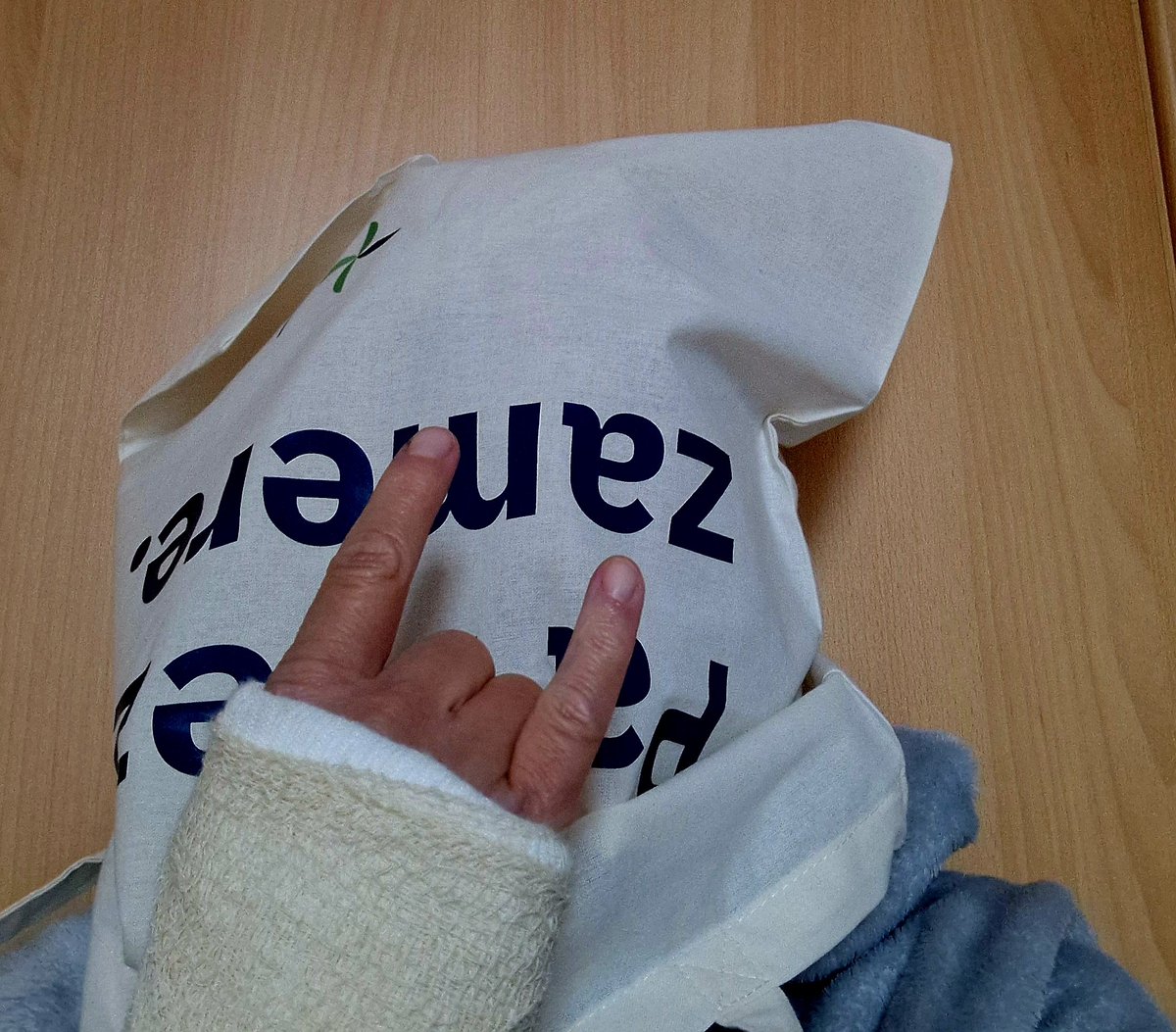 rock on, dragi #ldgd 😊 &amp; <a href="/metinalista/">Metina lista</a>
hvala za totko, makin' good use of it😊. 
ps: hand gesture je hotla bit za star trek, a mi poškodba tega žal še ne dovoli 😂. so ...