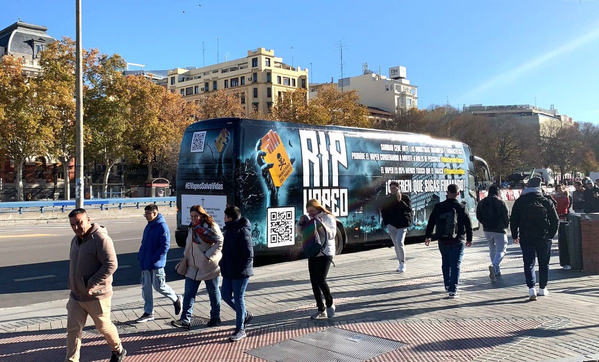 ElMonoVapeador's tweet image. 🚨Los vapeadores se movilizan: un autobús recuerda que el vapeo salva vidas y su prohibición generará miles de recaídas en el tabaquismo
🔶El autobús reivindicativo que ANESVAP, la asociación de vapeadores de España, ha puesto en marcha recuerda que “el vapeo salva vidas”…