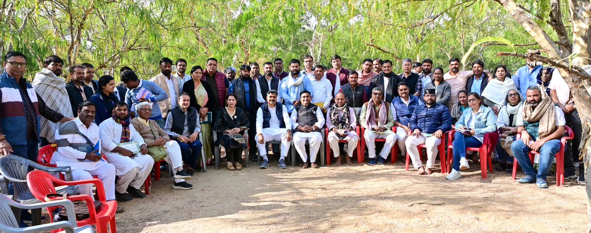 GovindDotasra's tweet photo. आज सामोद में सर्वोदय नेतृत्व संगम शिविर में सम्मिलित हुआ एवं प्रतिभागियों को संबोधित किया।

AICC प्रशिक्षण प्रमुख @SachinAhimsa जी की अगुवाई में हो रहे शिविर में नेतृत्व क्षमता, समाज उत्थान एवं विभिन्न विषयों पर अपने विचार साझा किए।

विधानसभा में नेता प्रतिपक्ष @TikaRamJullyINC जी एवं चौमूं विधायक @drshikhameel जी साथ रहे।