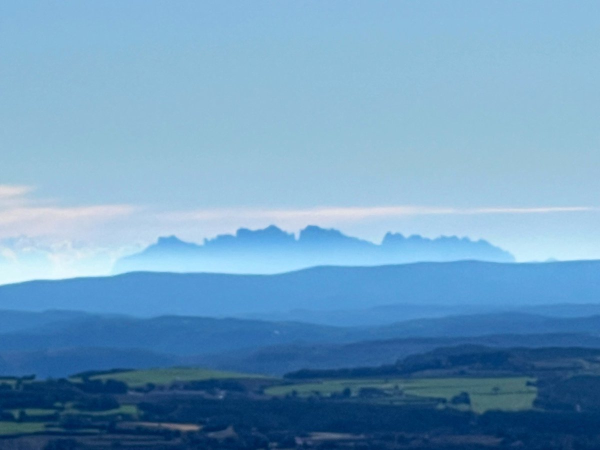 carlesbenet's tweet photo. Dilluns de natura.

[Una llàgrima vol esclatar 
Com et trobo a faltar…]

Montserrat des de #Besora #ElSolsonès https://t.co/eR0C1SsMxl