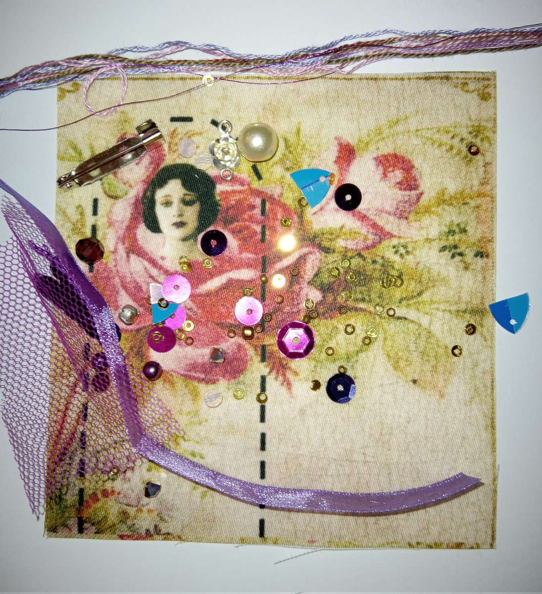 SilentTheatre1's tweet image. #forsale Find in my #Etsy shop, link on main Instagram page, gorgeous brooch cut and sew kits. Great to sew on cold winter evenings. For yourself or great as a gift,all you need is beading needles, thread and your imagination.#boxed #beads #gift #sewing 
instagram.com/p/DDKP3nPtLHj/…