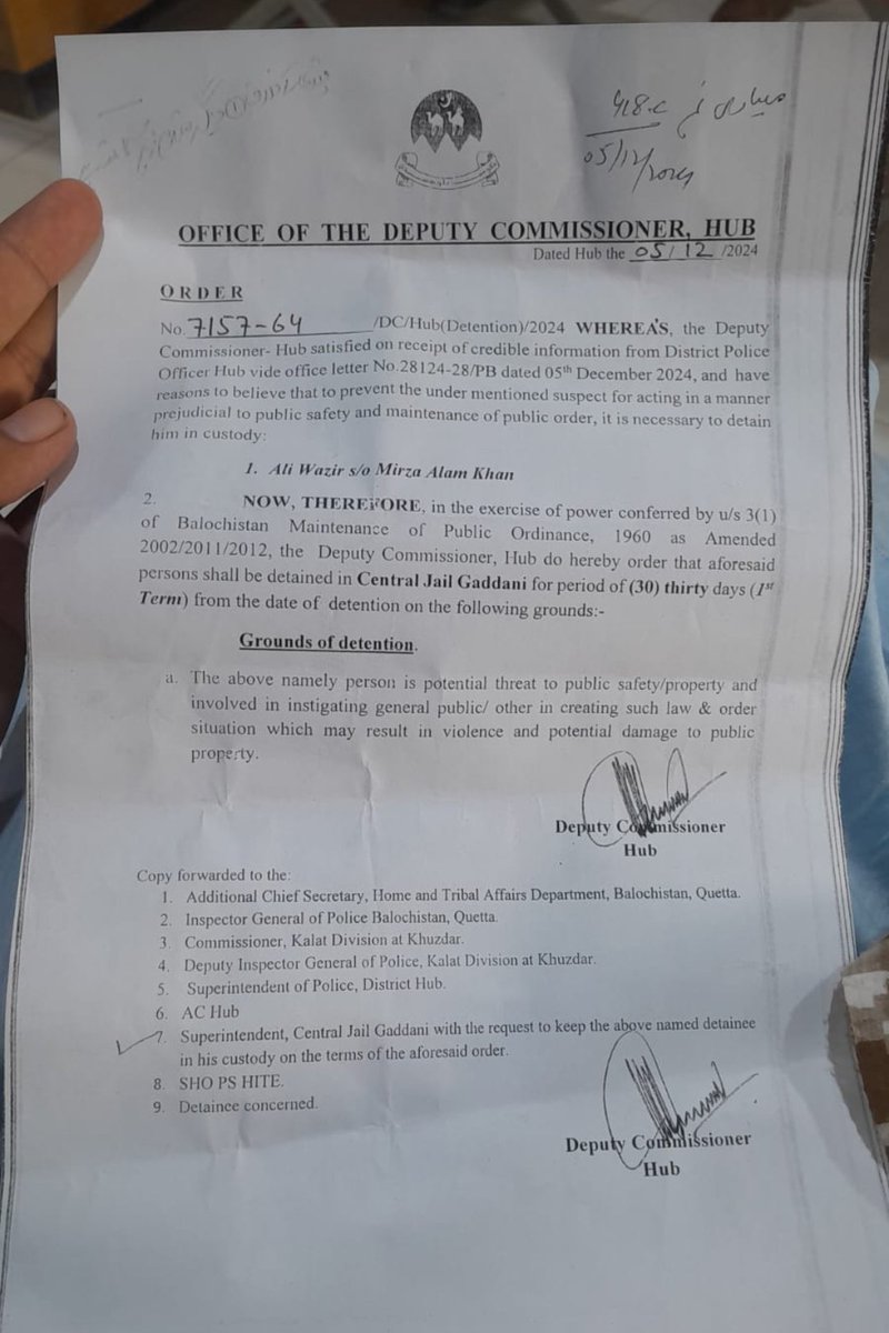 ZubairShahAgha1's tweet photo. ریاستی فسطائیت کی انتہا
علی وزیر کے خلاف 7دسمبرکو جھوٹا مقدمہ بنایا گیا کہ علی وزیر نے جیل سے رہا ہوتے ہی پولیس سے کلاشنکوف چھینی اور فائرنگ کی جبکہ پانچ دسمبر کو علی وزیر کو رہا کرنے بجا ڈی سی حب کے حکم پر 3MPO کے تحت میں ہی قید رکھا گیا
ظلم جبر کی انتہا
#ReleaseAliWazir https://t.co/93cCYM19H2