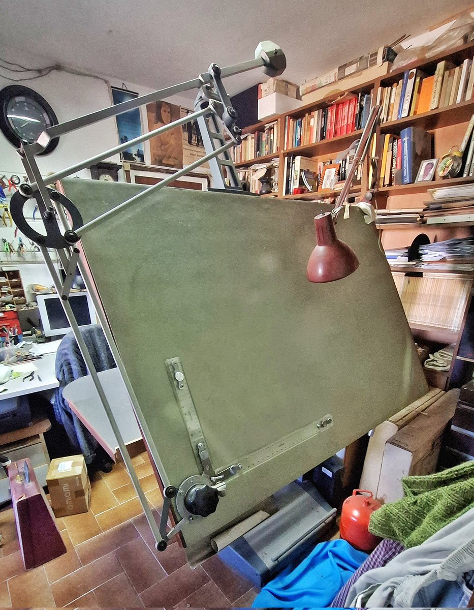 MartaMontell's tweet photo. Gentecilla!!!
Necesito help!
Sabéis si hoy en día es posible vender estás mesas de dibujo?
Mi padre hace años que no la usa y ocupa mucho espacio. https://t.co/WLTxd4l3FI