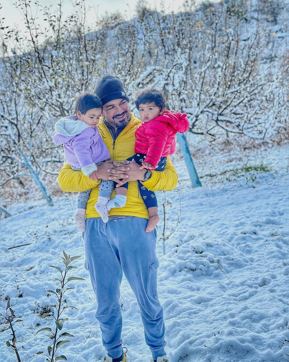 Onlinetadka's tweet image. अभिनव ने शेयर की जुड़वा बेटियों संग प्यारी सी तस्वीर, पापा की बाहों में पहली बर्फबारी एंजाॅय करती दिखीं जीवा-एधा
#RubinaDilaik #AbhinavShukla #Edhaa #Jeeva #BollywoodNews #TelevisionNews