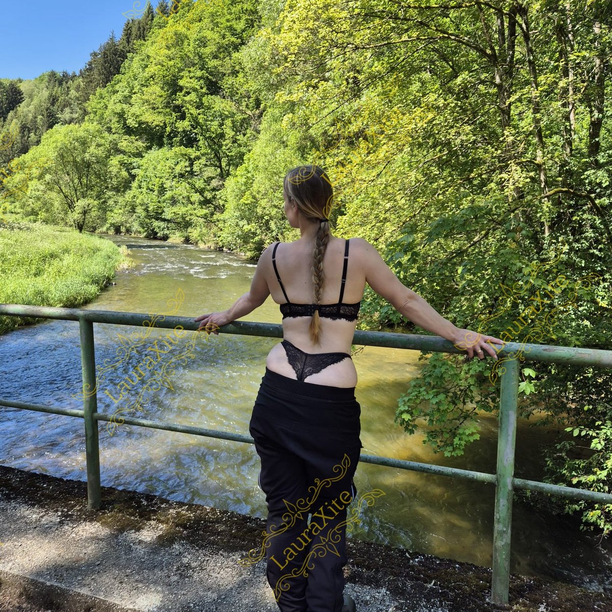 LauraXite's tweet photo. Goodmorning🌞 have a nice start to a new week🫶🏻❤️‍🔥😘 #booty #string #outdoorflashing https://t.co/rfptrDqlyC