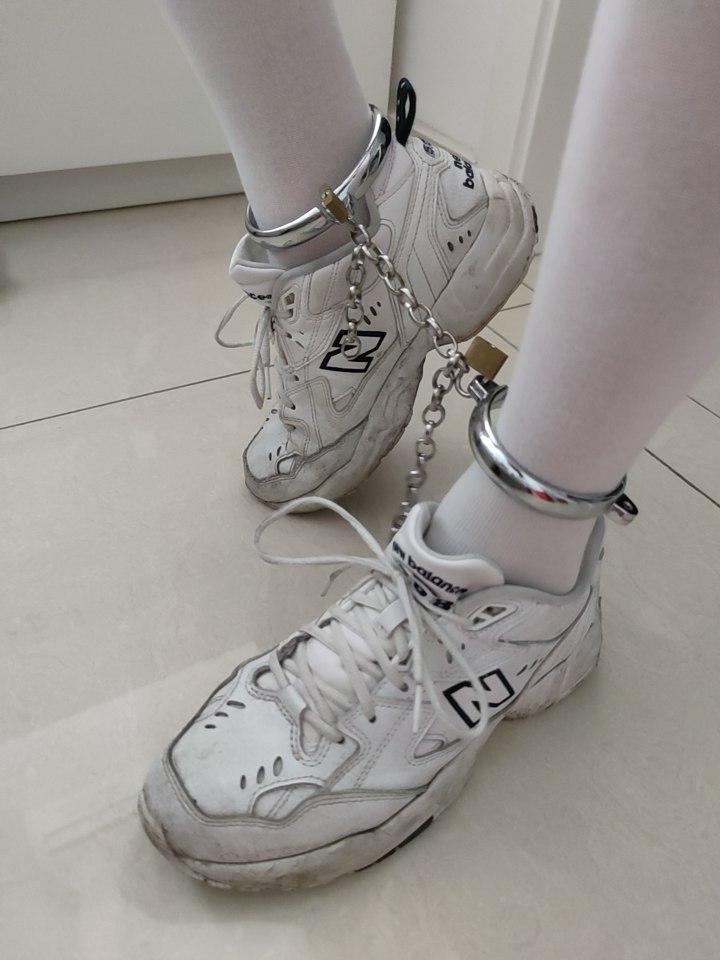 y2jun4135731's tweet photo. 回家就被锁起来
#脚镣 #脚铐 #锁 #bdsm #镣铐 #捆绑 #自缚 #束缚 https://t.co/eme5aW0mDd