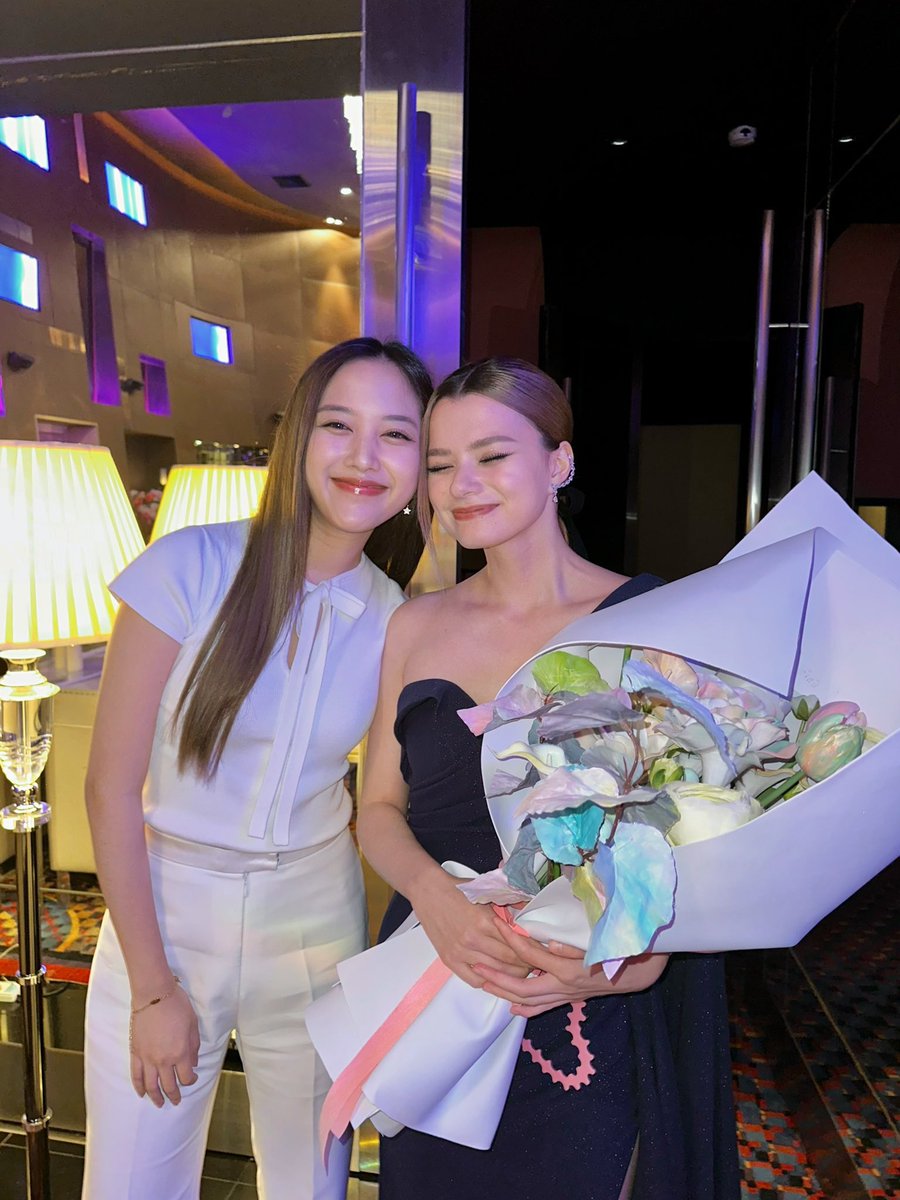 FreenBeckyUS's tweet photo. SAROCHA X RIDER MOVIE
#RiderMoviexFreen
#ฟรีนเบค #FreenBecky
#srchafreen #beckysangels

Rider’s Premiere Gala 💐 LLL Premiere Gala 💐 https://t.co/y4tewIgHCz