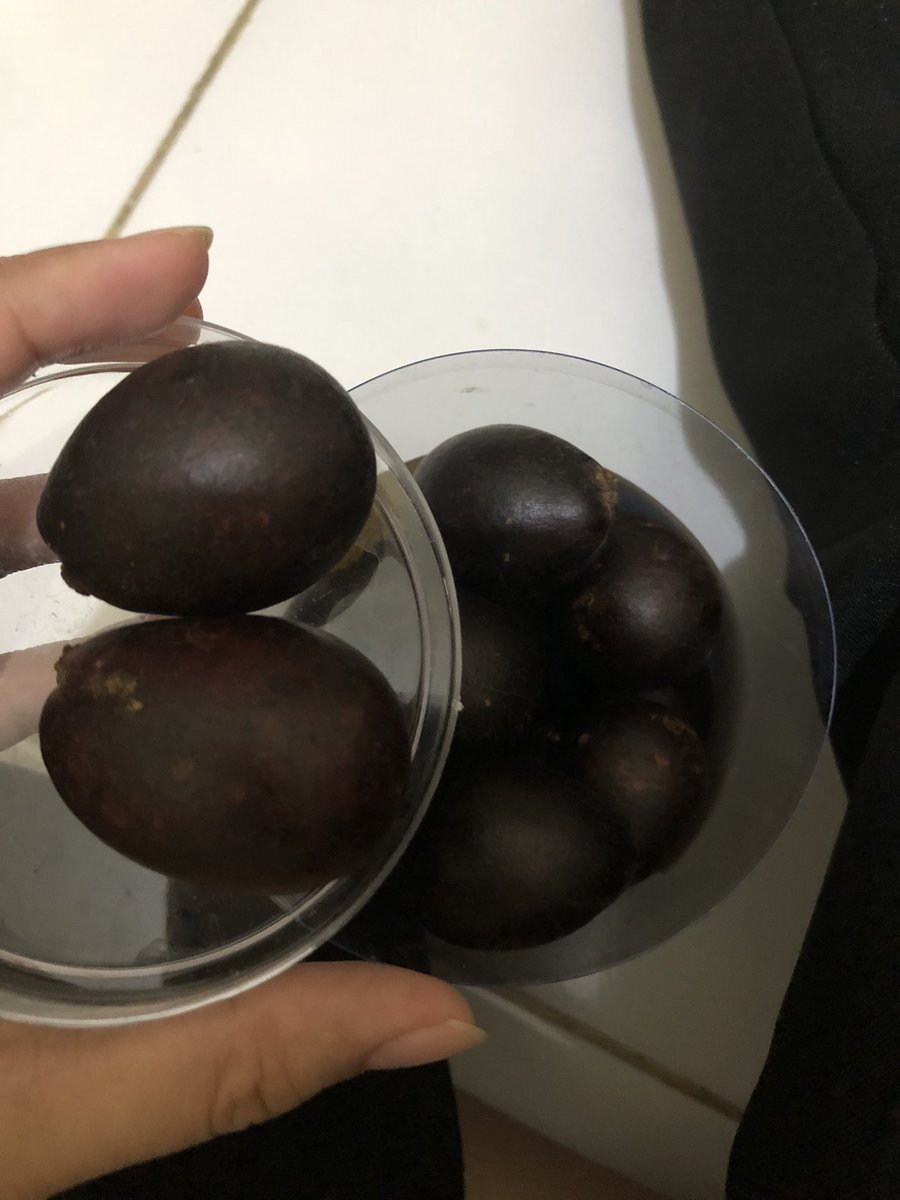 tehlalaadipsi's tweet photo. first time nyobain buah matoa yg dibawa lgsg dari papuaaa https://t.co/J5irrOkkse