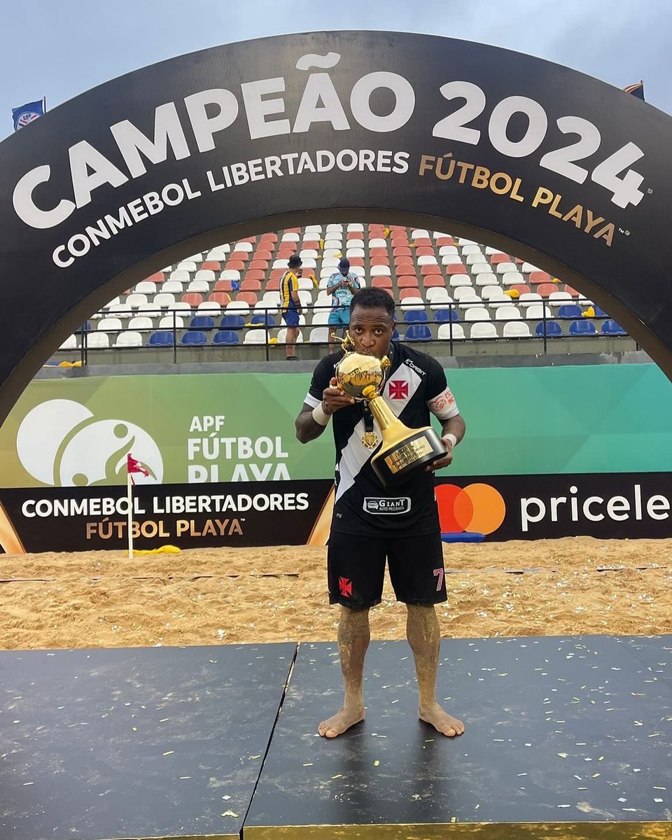 RBokinha's tweet photo. TETRACAMPEÃO DA CONMEBOL  LIBERTADORES 

 🥇🏆🏆🏆🏆

Obrigado meu Deus 🙏 https://t.co/RQlcaTAAab