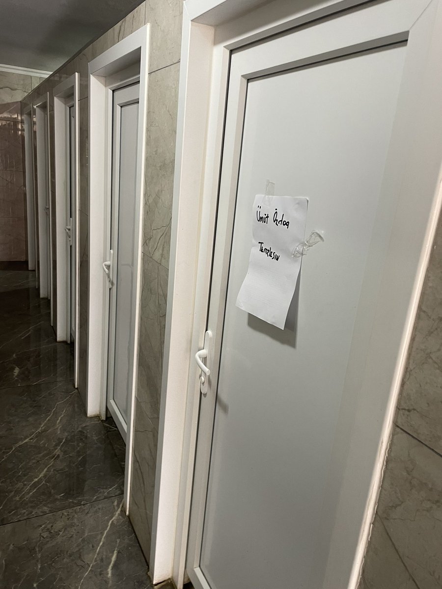 Öğlen caminin tuvaletine gittim. Cemaatin yardımıyla geçimini sağlayan ve caminin tuvaletlerini temizleyen Suriyeli yaşlı adam sabah namazından sonra Suriye’ye gitmiş. Arkasından bu notu bırakmış. “Ümit Özdağ temizlesin”