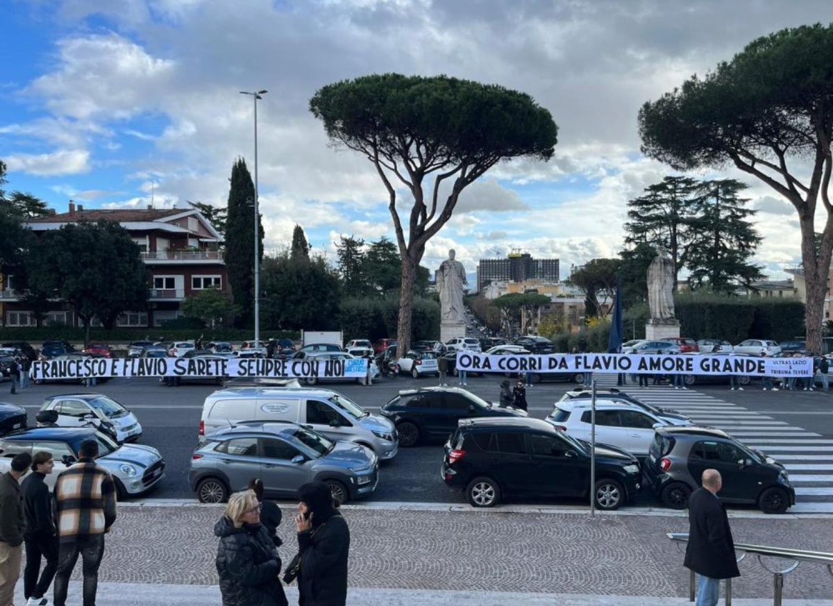 🕊️ L’ultimo saluto a Francesco Rosci, questa mattina alla Basilica si San Pietro e Paolo all’Eur.
Presenti il capitano Mattia #Zaccagni, il ds Angelo #Fabiani e Danilo #Cataldi. 

➡️ <a href="/Laziosiamonoi/">LaLaziosiamonoi</a>