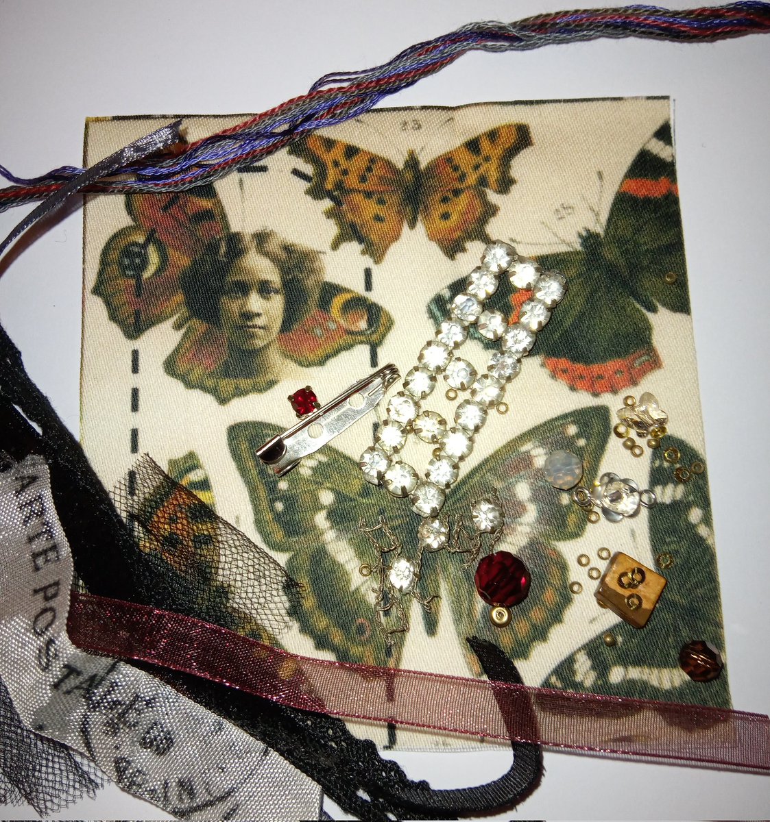SilentTheatre1's tweet image. #forsale Find in my #Etsy shop, link on main Instagram page, gorgeous brooch cut and sew kits. Great to sew on cold winter evenings. For yourself or great as a gift,all you need is beading needles, thread and your imagination.#boxed #beads #gift #sewing 
instagram.com/p/DDKP3nPtLHj/…
