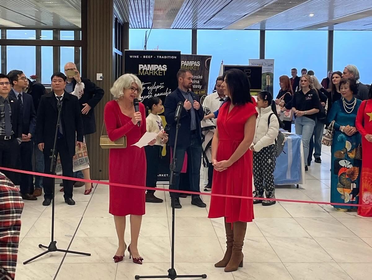 MYEmbPrague's tweet photo. The International Charity Market 2024 took place at the Prague Congress Centre on December 1st, 2024. The Guest of Honor, Mrs. Markéta Pekarová Adamová, delivered the opening speech. This year, 40 Embassies based in the Czech Republic took part, highlighting the cultural https://t.co/fWbVN5qcIu