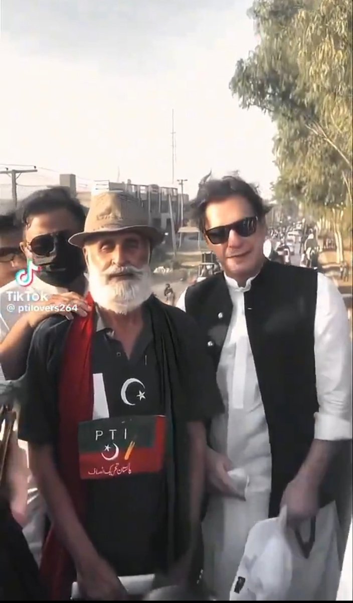 انتہائی افسوس کی بات ہے کہ ملک مسعود اعوان  ان کو اج عدالت میں پیش کیا گیا تو پاکستان تحریک انصاف @PTIoffici کا کوئی وکیل وہاں پر موجود نہیں تھا کسی ایک بندے نے ان کی فیملی سے رابطہ تک نہیں کیا کل شفقت عباس اعوان کے بھائی نے ان کو صرف کال کی اس کے علاوہ کوئی بندہ أج پیشی پر موجود