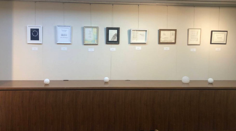 HNCalligraphy's tweet photo. 【告知】
本日無事搬入設営も終了
明日初日を迎えます✨👏
作品をご提供くださった受講生の皆さん
ご準備にご尽力くださったスタッフの皆さん
設営にご協力くださった先生方及び受講生の皆さん
ここに感謝を申し上げますm(_ _)m
Pointed Pen Variations講座合同出展
インチサイズの額ですが、その中に豊かな世界が広がるのをご覧いただけますと幸いです。
#日本カリグラフィースクール
@calligraphy_cla