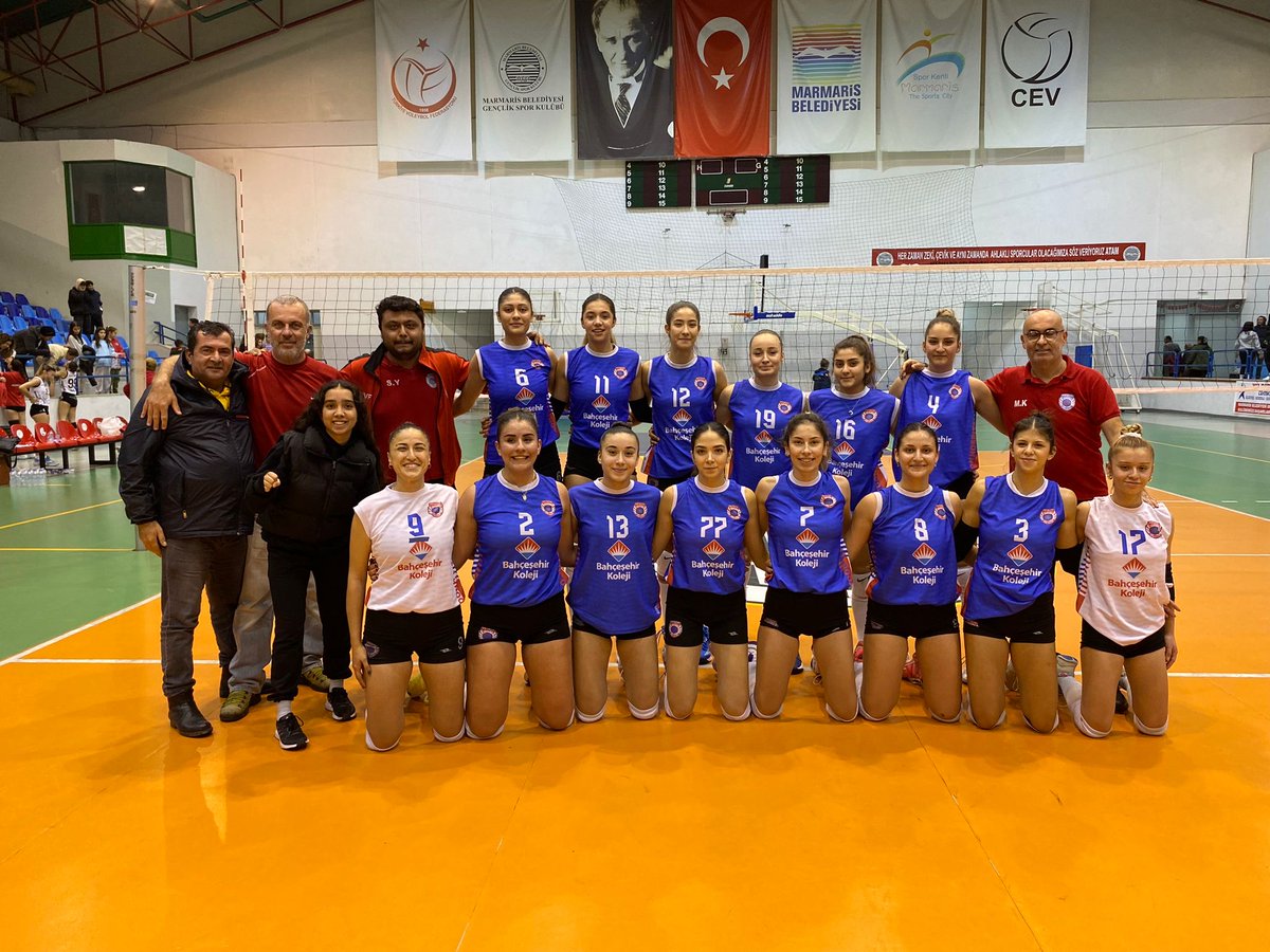 FethiyeSk's tweet photo. FETHİYE’NİN MELEKLERİ…
Türkiye Kadınlar Voleybol 2. Liginin ilk yarısını ilk 4’de bitiren, Marmaris Belediye Spor’a konuk olan mavi Meleklerimiz, rakibi karşısında 2 set geriye düşse de mükemmel mücadeleleri sonucund zorlu Marmaris deplasmanını 3-2 ‘lik galibiyetle tamamlamıştır https://t.co/8LwXu4mNiR