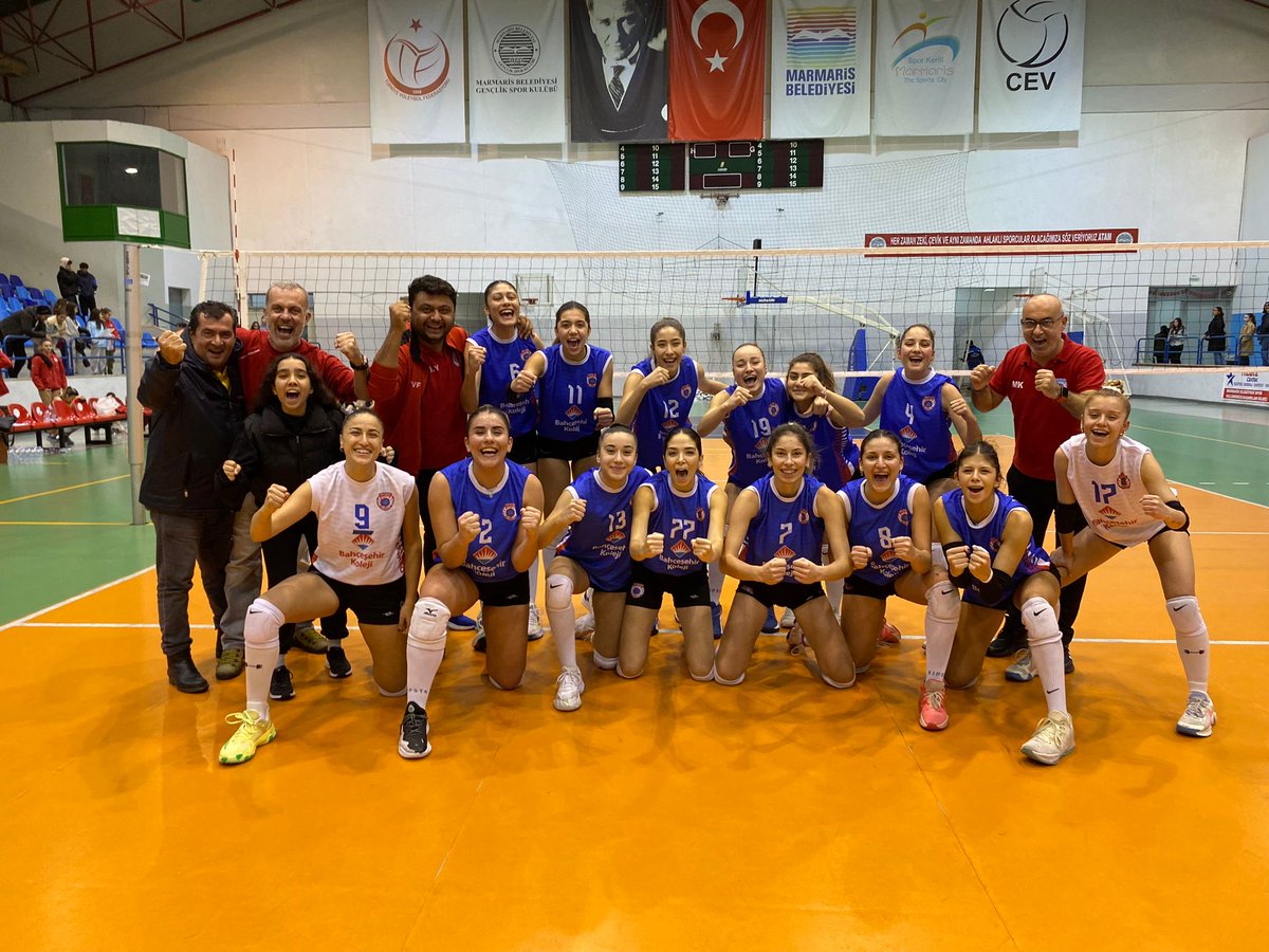 FethiyeSk's tweet photo. FETHİYE’NİN MELEKLERİ…
Türkiye Kadınlar Voleybol 2. Liginin ilk yarısını ilk 4’de bitiren, Marmaris Belediye Spor’a konuk olan mavi Meleklerimiz, rakibi karşısında 2 set geriye düşse de mükemmel mücadeleleri sonucund zorlu Marmaris deplasmanını 3-2 ‘lik galibiyetle tamamlamıştır https://t.co/8LwXu4mNiR
