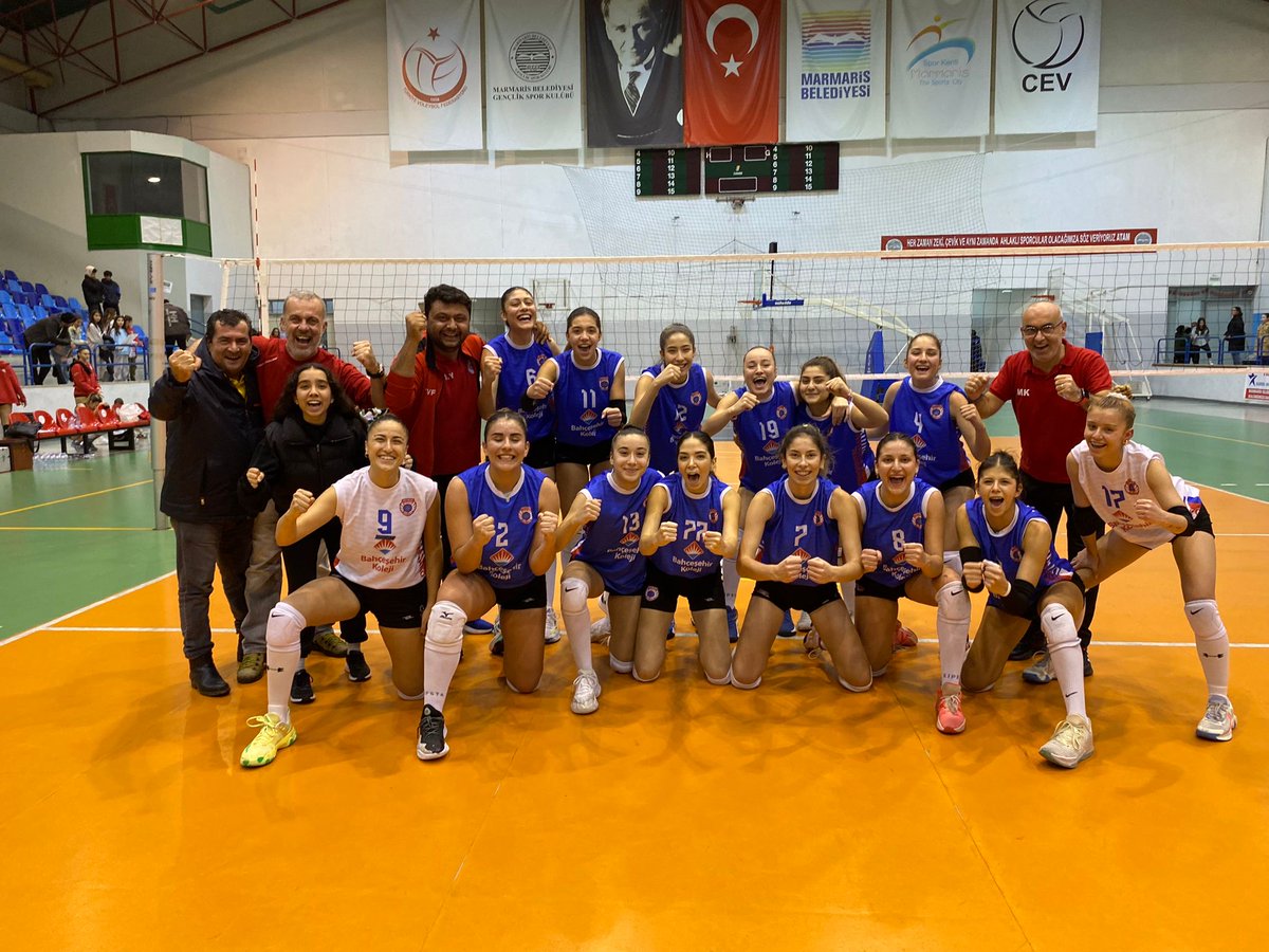 FethiyeSk's tweet photo. FETHİYE’NİN MELEKLERİ…
Türkiye Kadınlar Voleybol 2. Liginin ilk yarısını ilk 4’de bitiren, Marmaris Belediye Spor’a konuk olan mavi Meleklerimiz, rakibi karşısında 2 set geriye düşse de mükemmel mücadeleleri sonucund zorlu Marmaris deplasmanını 3-2 ‘lik galibiyetle tamamlamıştır https://t.co/8LwXu4mNiR