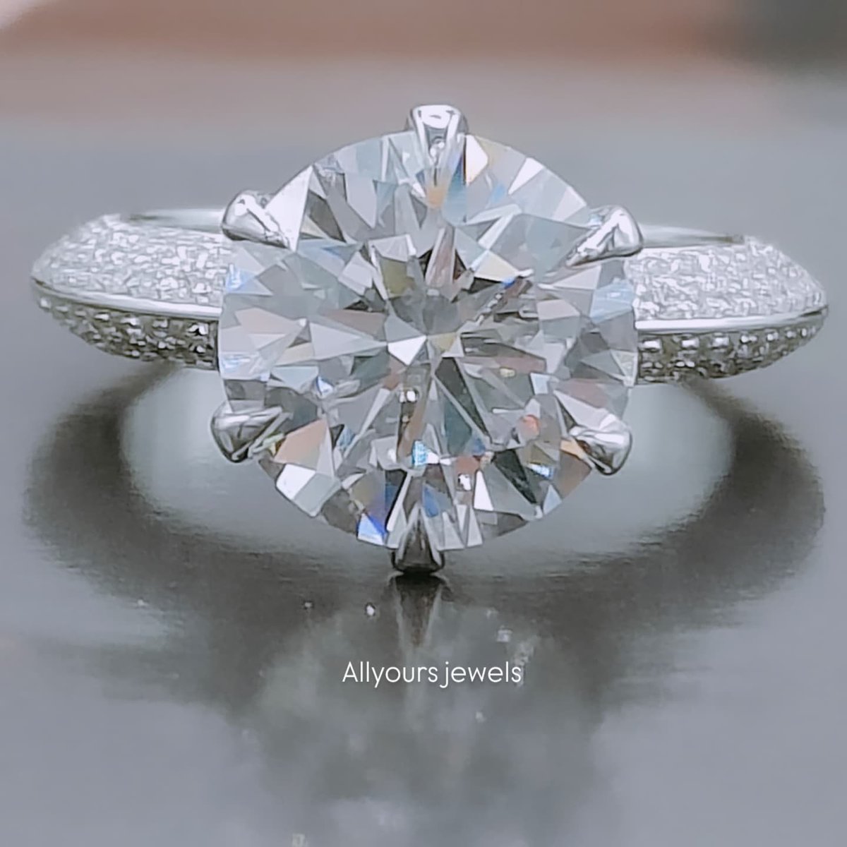 Allyoursjewels's tweet image. 4CT Round Brilliant Diamond Ring 💍 😍 👰

Diamond wt - 4.24ct / Diamond color - E 
Diamond Clarity - VVS2 / Cut Grade - IDEAL 

#rounddiamond #diamondring #igi
#brilliantdiamond #diamondengagementring
#4ctdiamond #bestquali 

☎️ +91 9870450490 
💌 inquiry@allyoursjewels.com