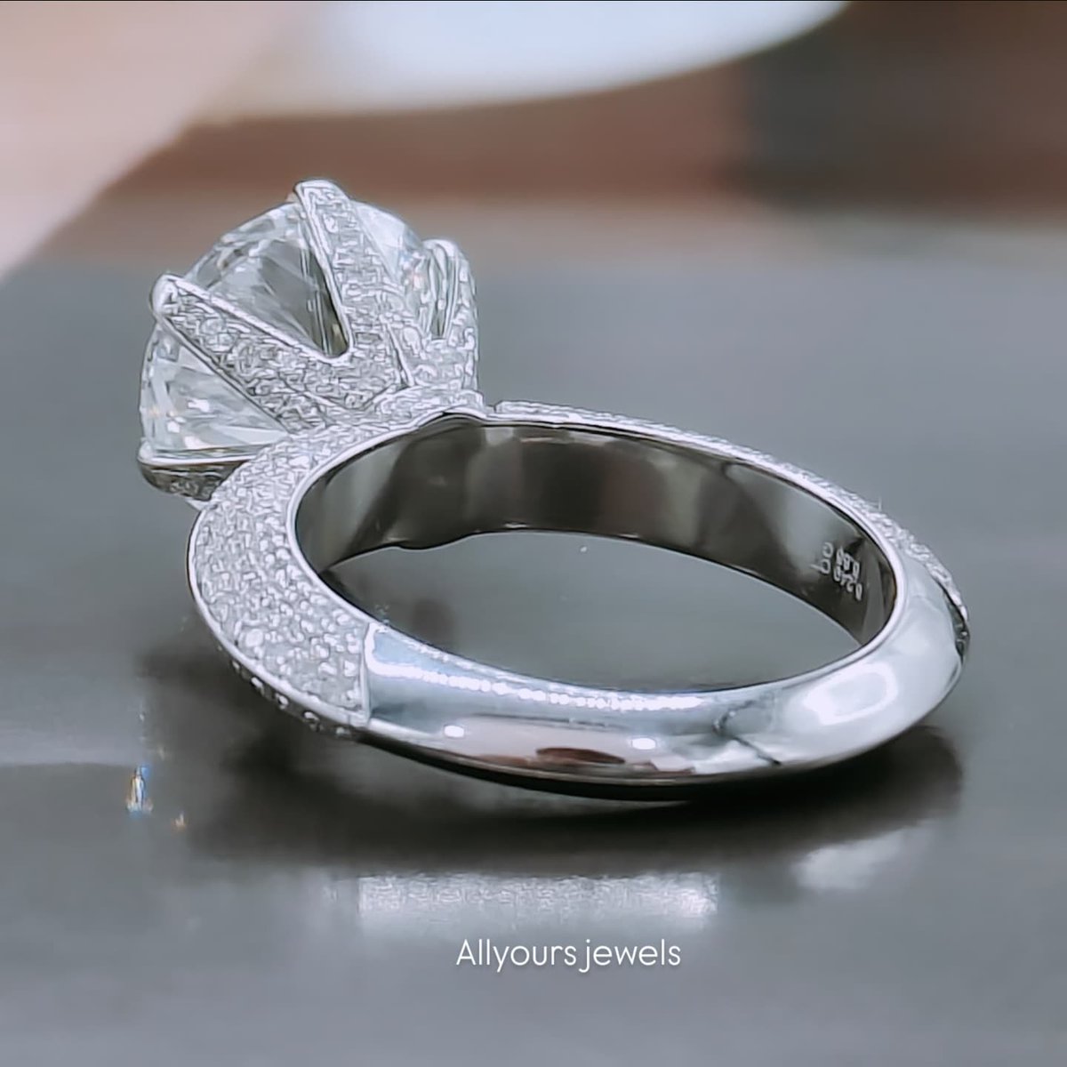 Allyoursjewels's tweet image. 4CT Round Brilliant Diamond Ring 💍 😍 👰

Diamond wt - 4.24ct / Diamond color - E 
Diamond Clarity - VVS2 / Cut Grade - IDEAL 

#rounddiamond #diamondring #igi
#brilliantdiamond #diamondengagementring
#4ctdiamond #bestquali 

☎️ +91 9870450490 
💌 inquiry@allyoursjewels.com