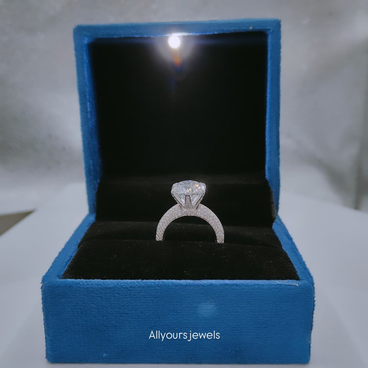 Allyoursjewels's tweet image. 4CT Round Brilliant Diamond Ring 💍 😍 👰

Diamond wt - 4.24ct / Diamond color - E 
Diamond Clarity - VVS2 / Cut Grade - IDEAL 

#rounddiamond #diamondring #igi
#brilliantdiamond #diamondengagementring
#4ctdiamond #bestquali 

☎️ +91 9870450490 
💌 inquiry@allyoursjewels.com