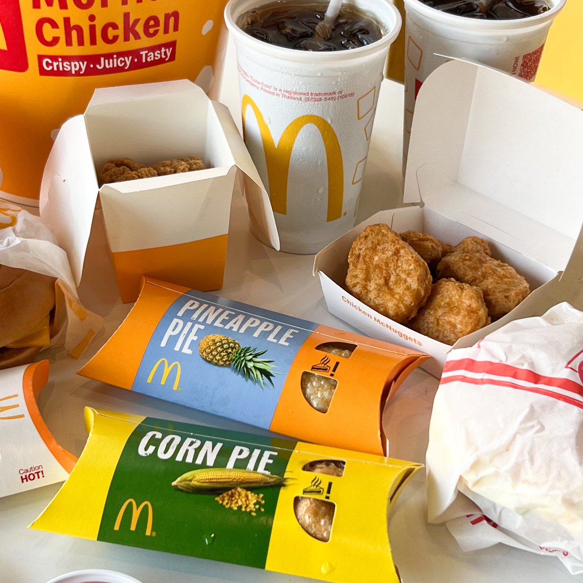 กูซื้อ Mcdonald กินกับเพื่อน 3 คน ทั้งหมดนี่ได้มาในราคา 402 บาท หารกันตกคนละ 134 บาท!! ได้เซ็ตไก่ทอดใหญ่ๆ พายสับปะรด พายข้าวโพด เบอร์เกอร์ชิ้นแน่นๆ เฟรนฟราย ไอศกรีมแมคอีก เพราะกูซื้อคูปองส่วนลดผ่านแกร็ป มื้อนี้อร่อยคุ้มชห ทาสรักแมคอย่างกูถูกใจสิ่งนี้มาก 😍🍔🍟 https://t.co/NKozZ2Gz8P