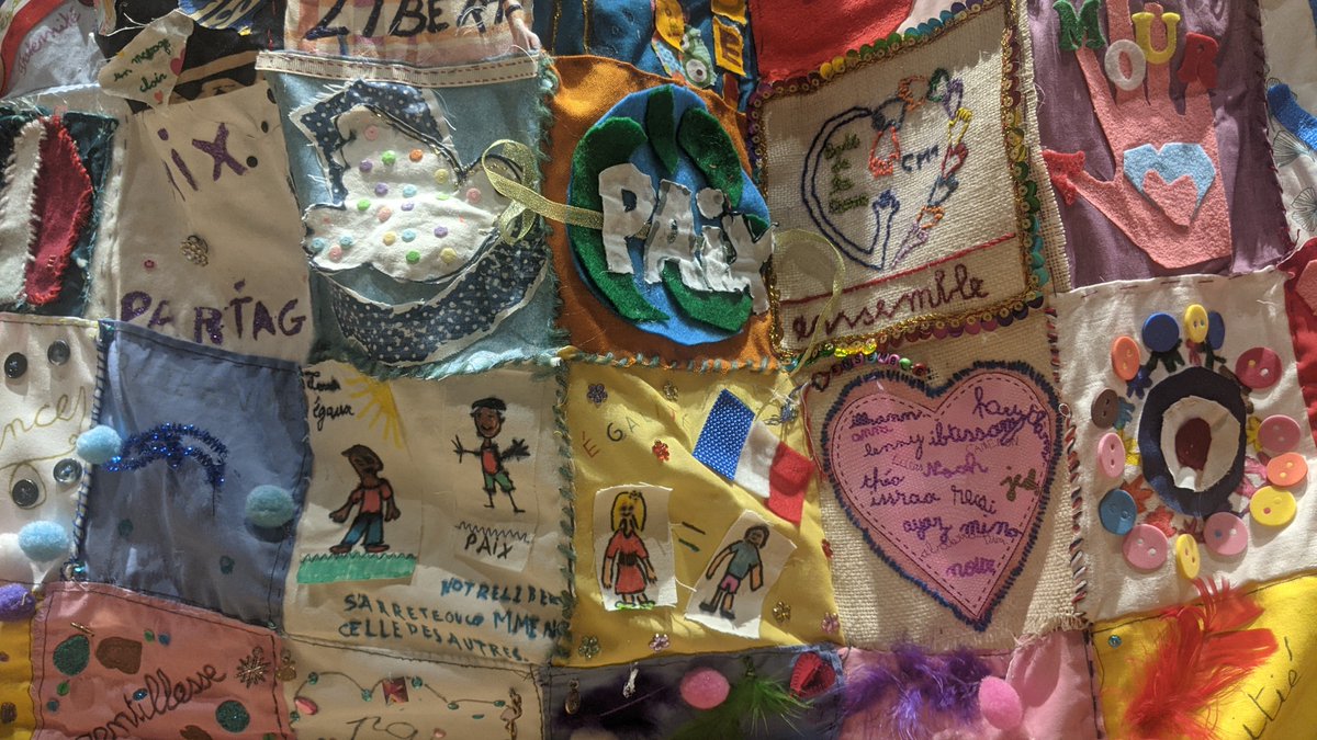 🧵 "D'un fil à l'autre" : un patchwork collaboratif sur le thème des Valeurs de la République. Une valise voyage actuellement d’école en école dans le département, enrichie des productions de chaque classe. Son parcours : view.genially.com/667d56df6b3dc6…  📅 Exposition finale en juin 2025