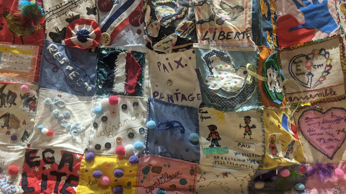 DSDEN70's tweet photo. 🧵 "D'un fil à l'autre" : un patchwork collaboratif sur le thème des Valeurs de la République. Une valise voyage actuellement d’école en école dans le département, enrichie des productions de chaque classe. Son parcours : https://t.co/Suk2jjfYQZ  📅 Exposition finale en juin 2025 https://t.co/vdMyToPQuh