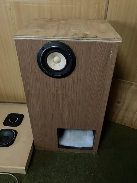 DgV7MBKovTE5n7F's tweet photo. D-103、箱だけオリジナルで、ユニットは新しい機種のFE-108を付けた為、見た目的には、何か窮屈に見える
天板の板、何枚が綺麗に見えるか考証中(笑
D-103用の天板を切り出し!
貼り付けてるシートを剥がし、薄い合板を全面貼り付ける予定!
#自作スピーカー
#長岡鉄男
#バックロードホーン
#D103 https://t.co/O8bzFaYBZG