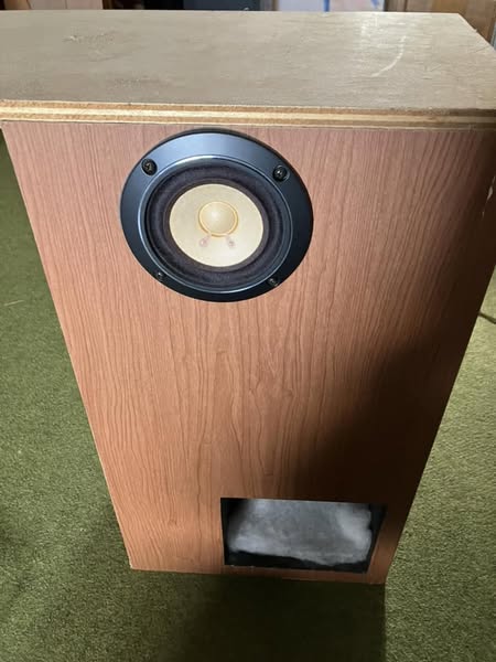 DgV7MBKovTE5n7F's tweet photo. D-103、箱だけオリジナルで、ユニットは新しい機種のFE-108を付けた為、見た目的には、何か窮屈に見える
天板の板、何枚が綺麗に見えるか考証中(笑
D-103用の天板を切り出し!
貼り付けてるシートを剥がし、薄い合板を全面貼り付ける予定!
#自作スピーカー
#長岡鉄男
#バックロードホーン
#D103 https://t.co/O8bzFaYBZG