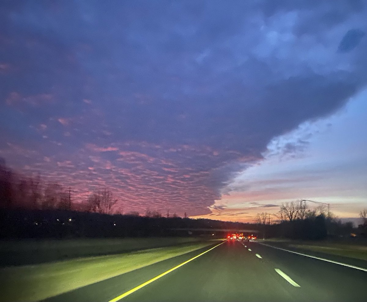 jtschemm's tweet photo. Sunrise in Western CT. ⁦@bobmaxon⁩ ⁦@NBCConnecticut⁩ https://t.co/IEsf3XlImm