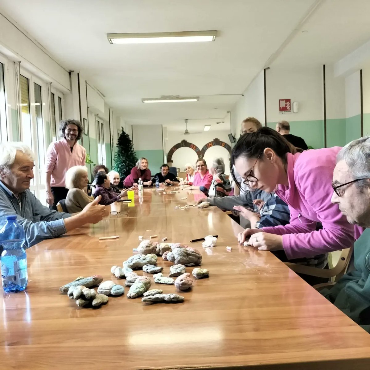 Altri presepi pronti !

Grazie ai "nonni" di Villa Luana per aver creato degli splendidi botroidi per i presepi che andranno nelle vetrine dei negozi di Rastignano

I presepi saranno inaugurati sabato pomeriggio 14 dicembre per la festa di Natale di Rastignano...andate a cercarli