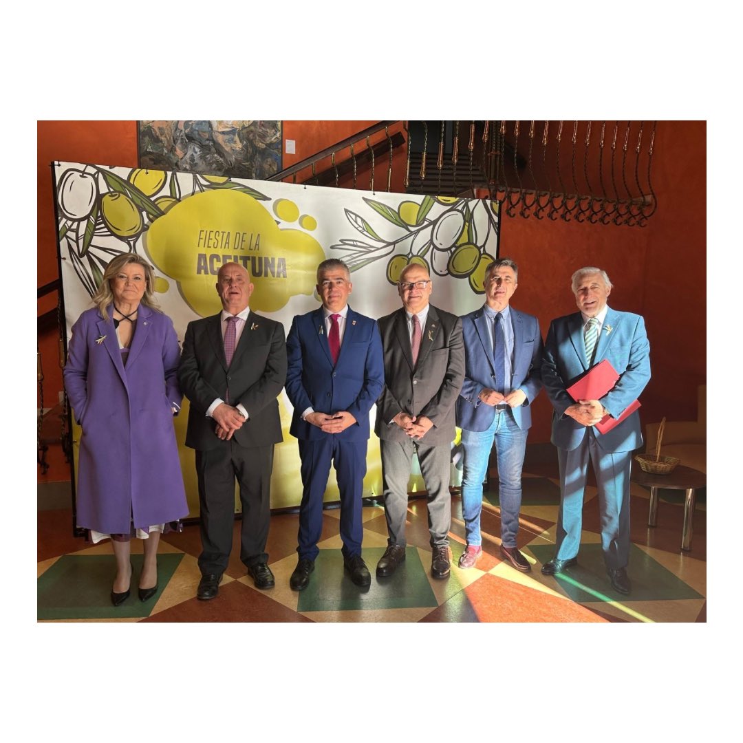 dipujaen's tweet photo. 🫒 El diputado de Infraestructuras Municipales @luis_agea participa en los actos institucionales organizados con motivo de la XLIV Fiesta de la Aceituna de #Martos https://t.co/5QZcN10MxH
