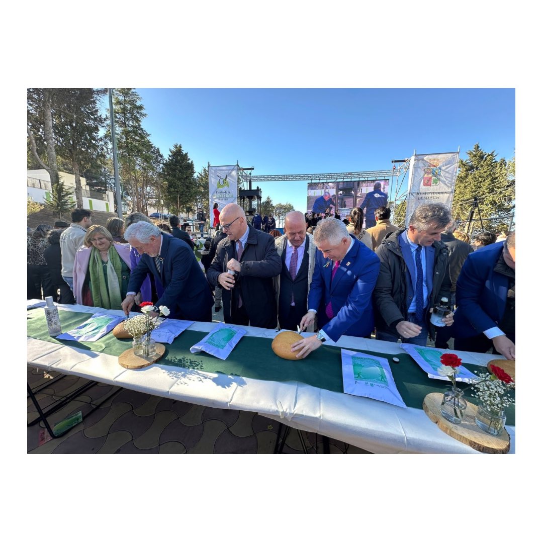 dipujaen's tweet photo. 🫒 El diputado de Infraestructuras Municipales @luis_agea participa en los actos institucionales organizados con motivo de la XLIV Fiesta de la Aceituna de #Martos https://t.co/5QZcN10MxH