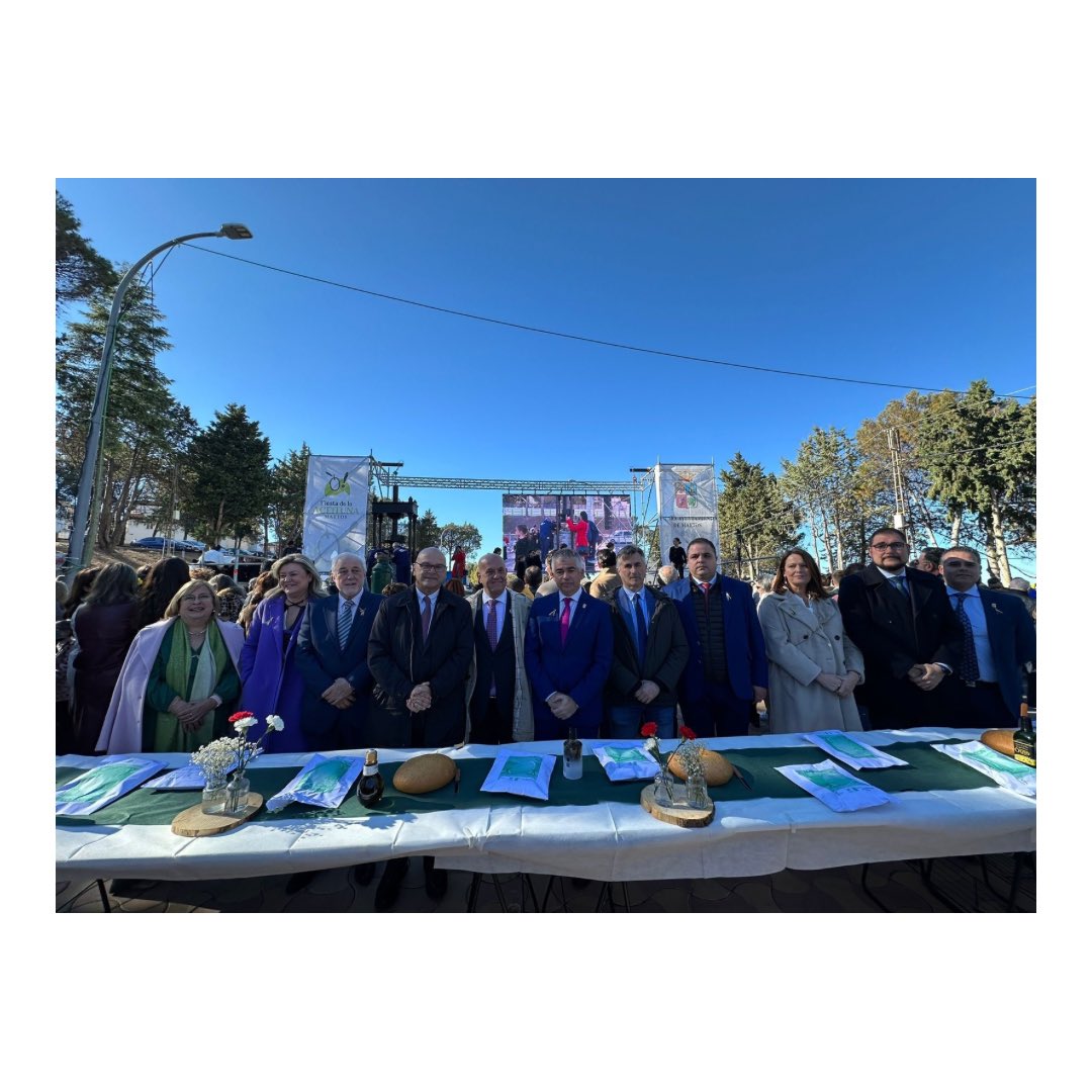 dipujaen's tweet photo. 🫒 El diputado de Infraestructuras Municipales @luis_agea participa en los actos institucionales organizados con motivo de la XLIV Fiesta de la Aceituna de #Martos https://t.co/5QZcN10MxH