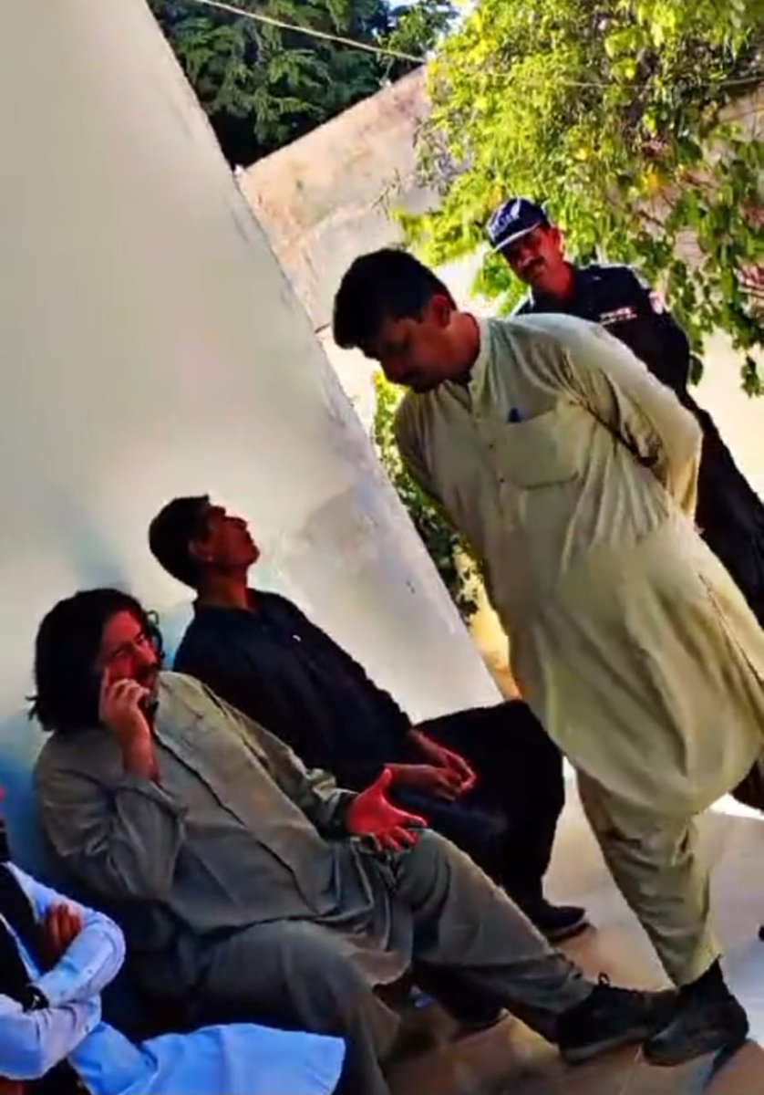 NoorBachaa's tweet photo. ہر چیز کی ایک حد ہوتی ہے لیکن ریاست نے بے شرمی اور بے حیائی کی تمام حدیں پار کرلی،
علی وزیر کو حب کے ایک جھوٹے مقدمے میں زمانت ملنے کے بعد تھری ایم پی او میں قید کیا، آج جب ہم نے ہائی کورٹ میں تھری ایم پی او چیلنج کیا تو آج ہی ایک اور من گھڑت مقدمہ درج کیا گیا، https://t.co/LfVuuNAWBs