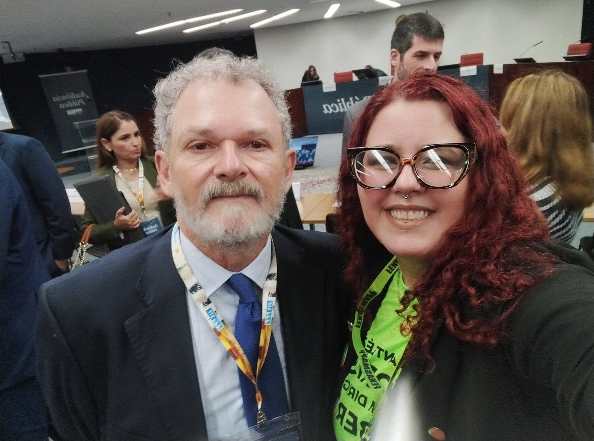 carinatrindade's tweet photo. Já estamos no STF, com nossa camiseta "o volante é do motorista, mas quem dirige é a UBER". Eu e o Dr Castro. Logo mais nossa exposição sobre vínculo no Brasil e no mundo pelo @simtraplirs e @CUT_Brasil https://t.co/FRWZ04kCf1